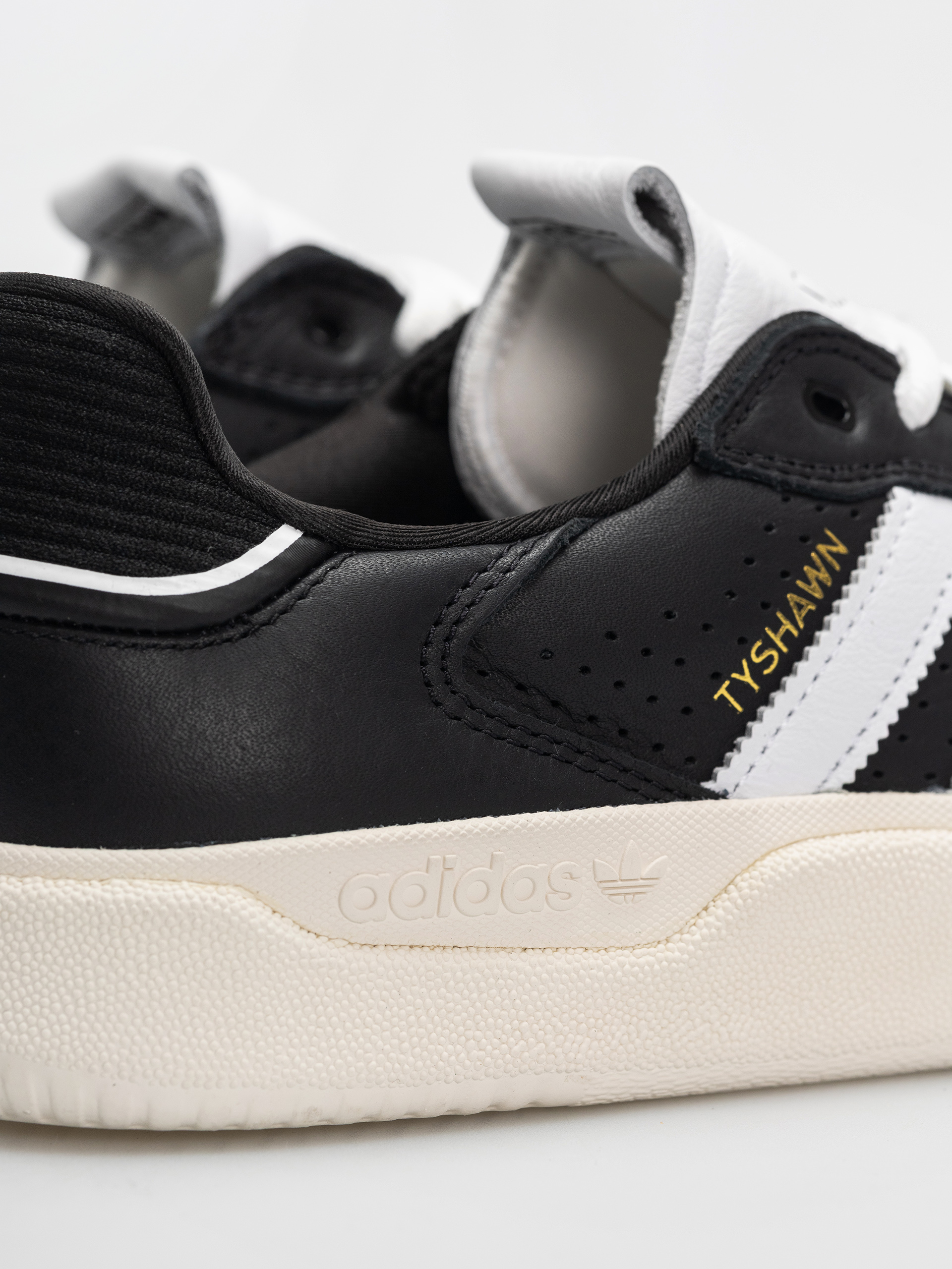 Взуття adidas Tyshawn Low (cblack/ftwwht/cwhite)