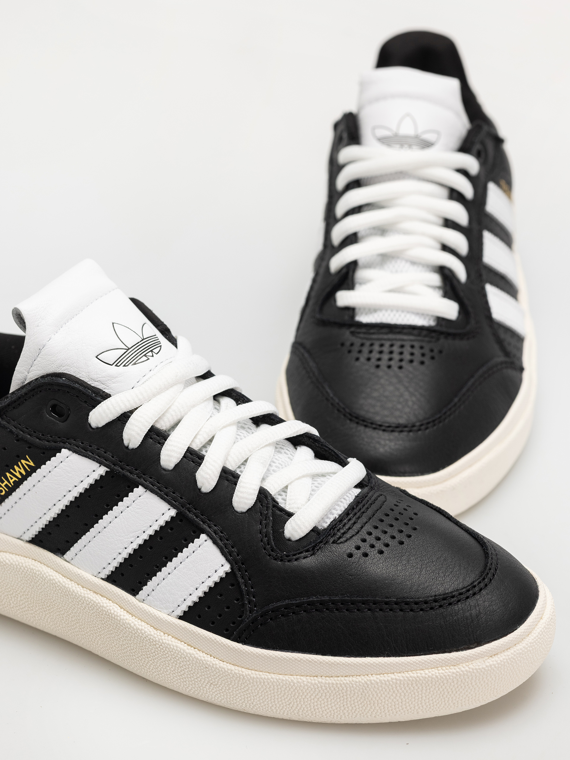 Взуття adidas Tyshawn Low (cblack/ftwwht/cwhite)