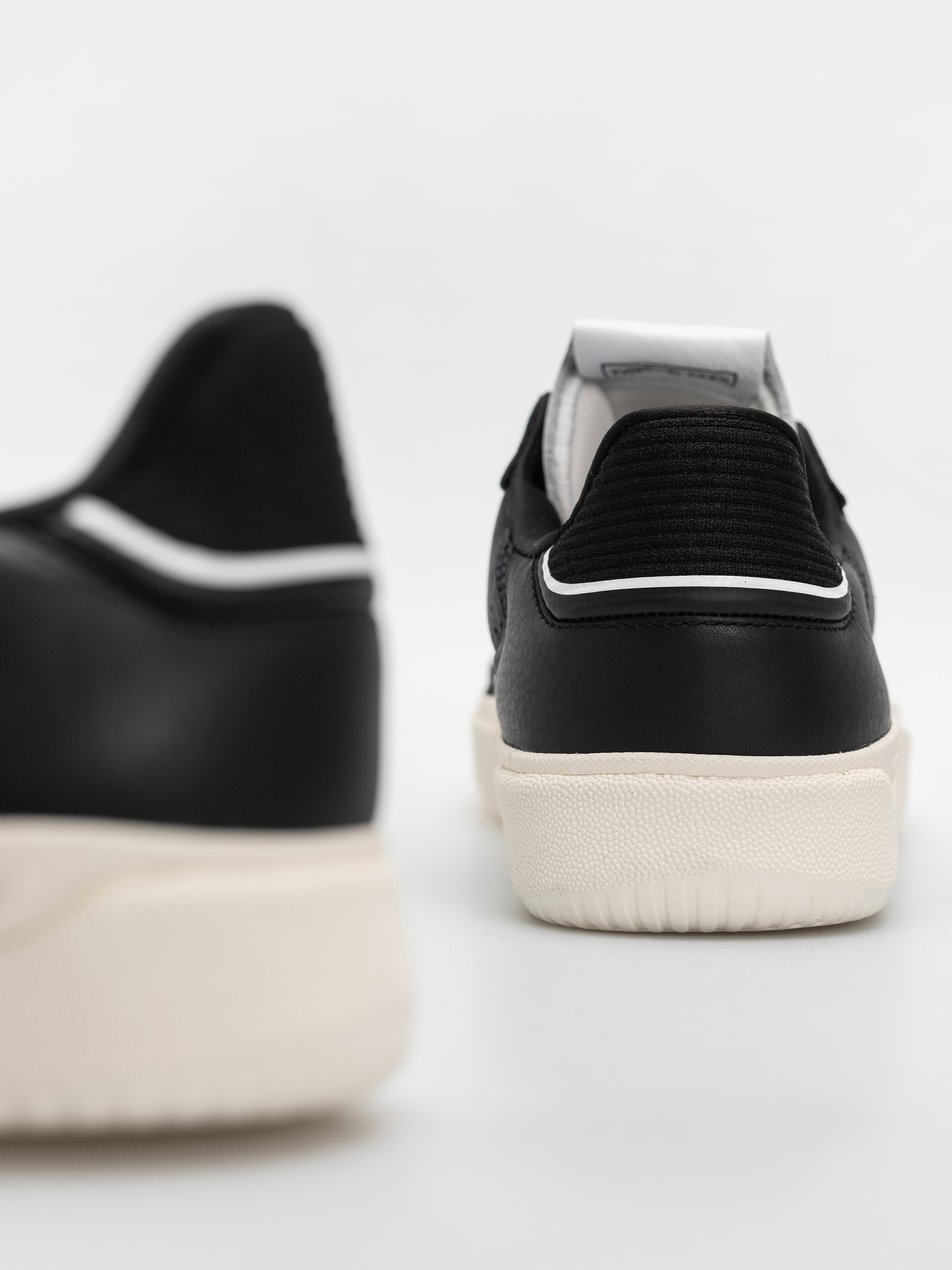 Взуття adidas Tyshawn Low (cblack/ftwwht/cwhite)