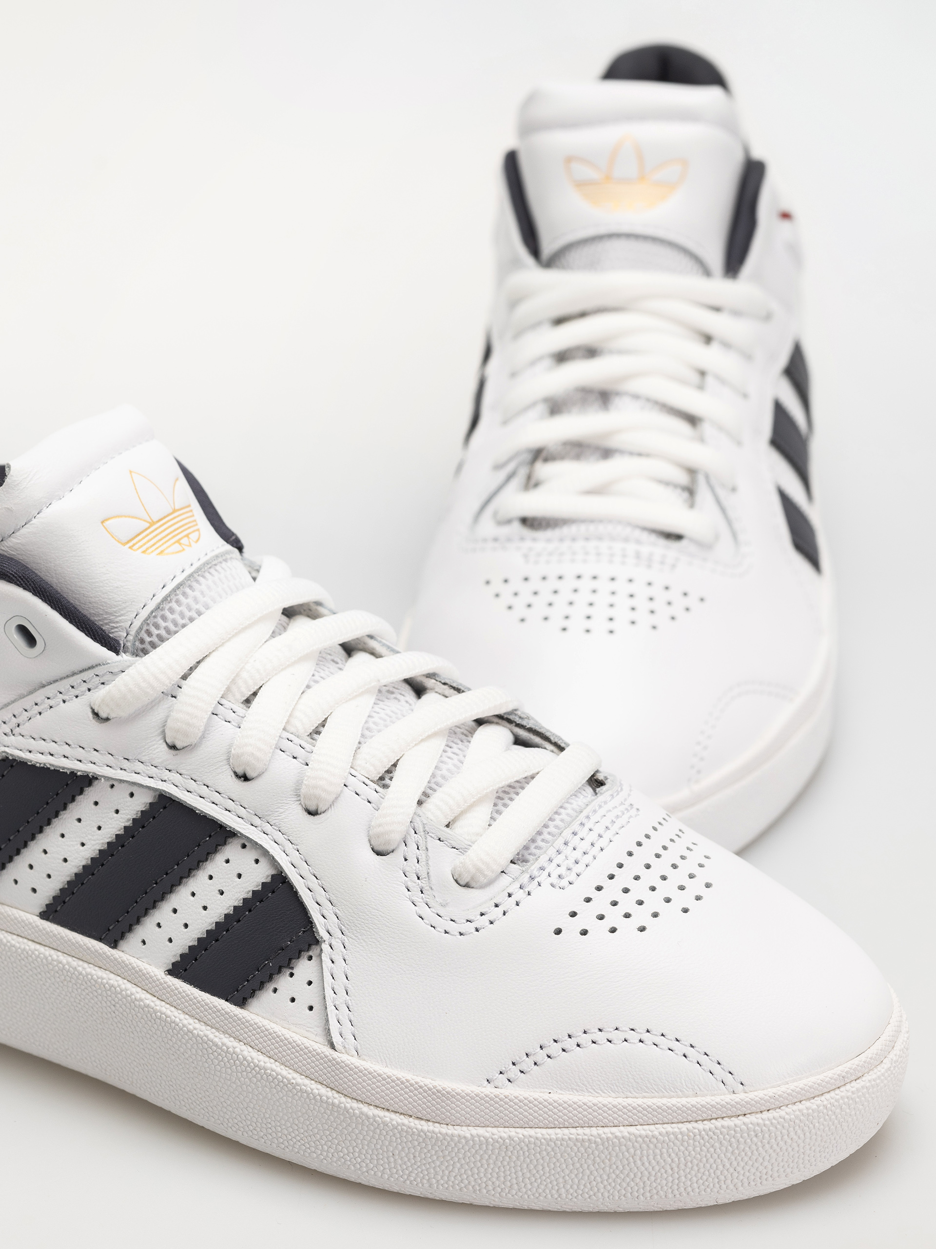 Взуття adidas Tyshawn (ftwwht/colred)