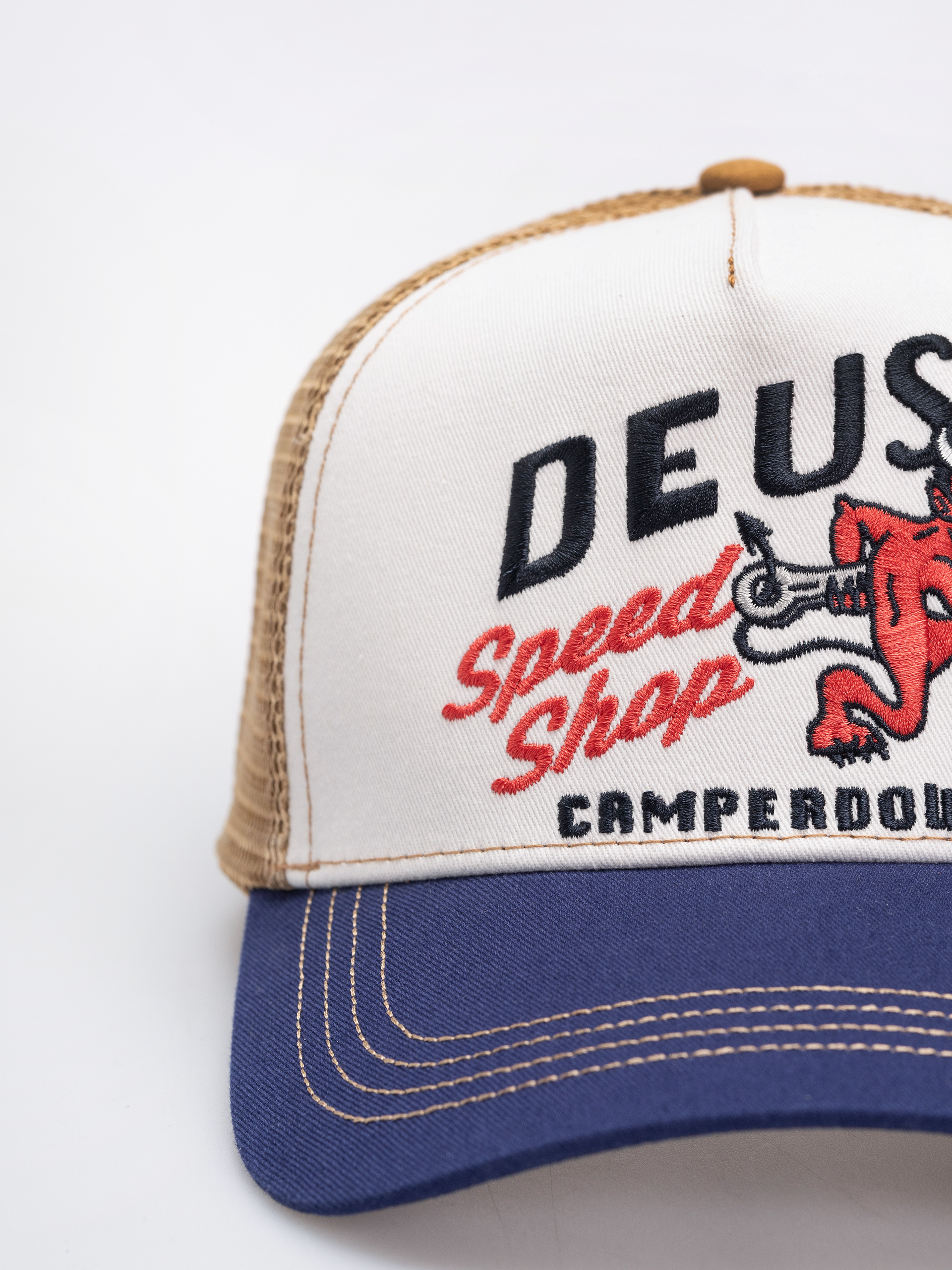 Кепка Deus Ex Machina Dogleg Trucker (dirty white)