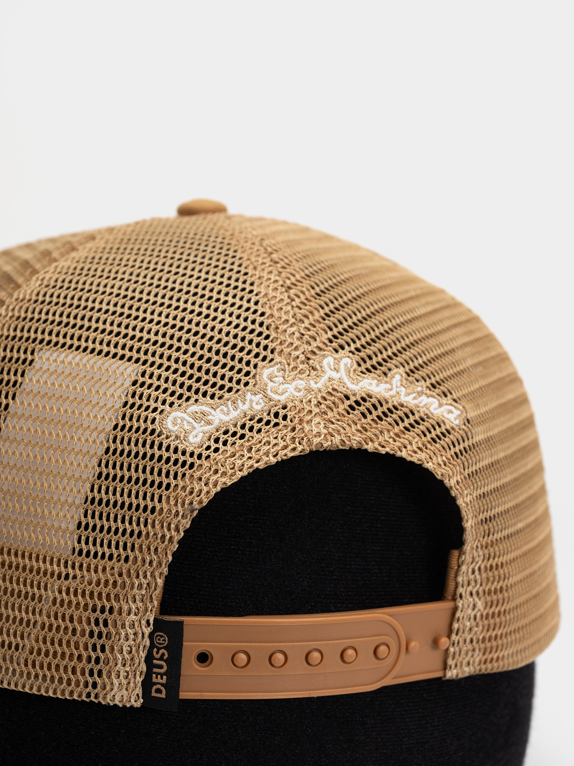 Кепка Deus Ex Machina Dogleg Trucker (dirty white)