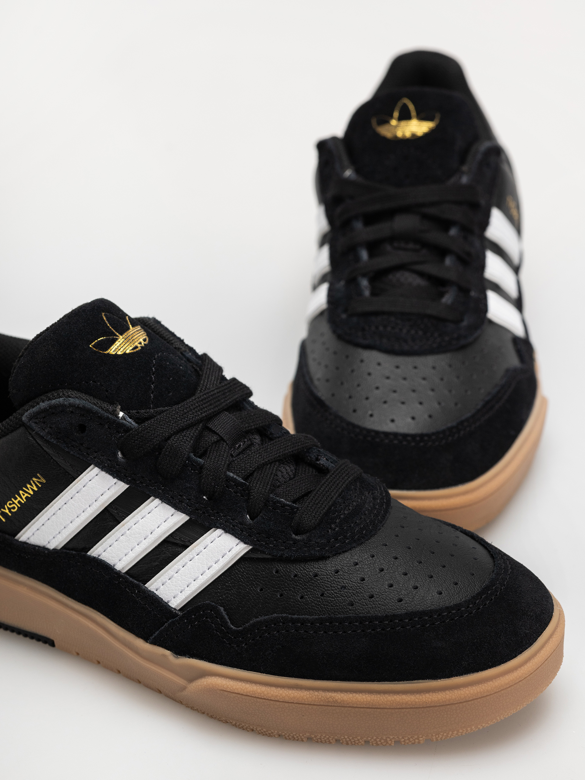 Взуття adidas Tyshawn II (cblack/ftwwht/gum4)