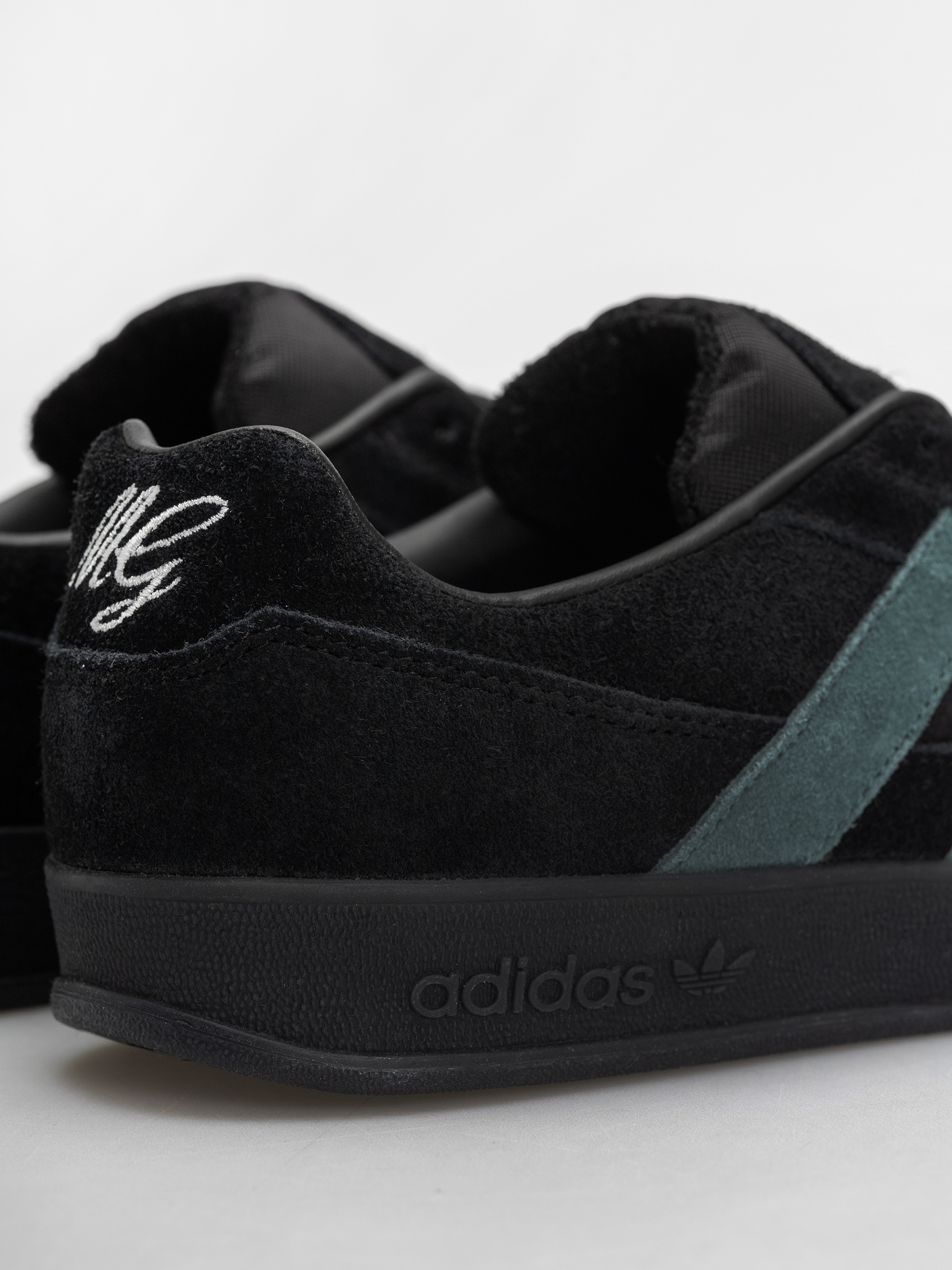 Взуття adidas Aloha Super (cblack/pretea/ftwwht)