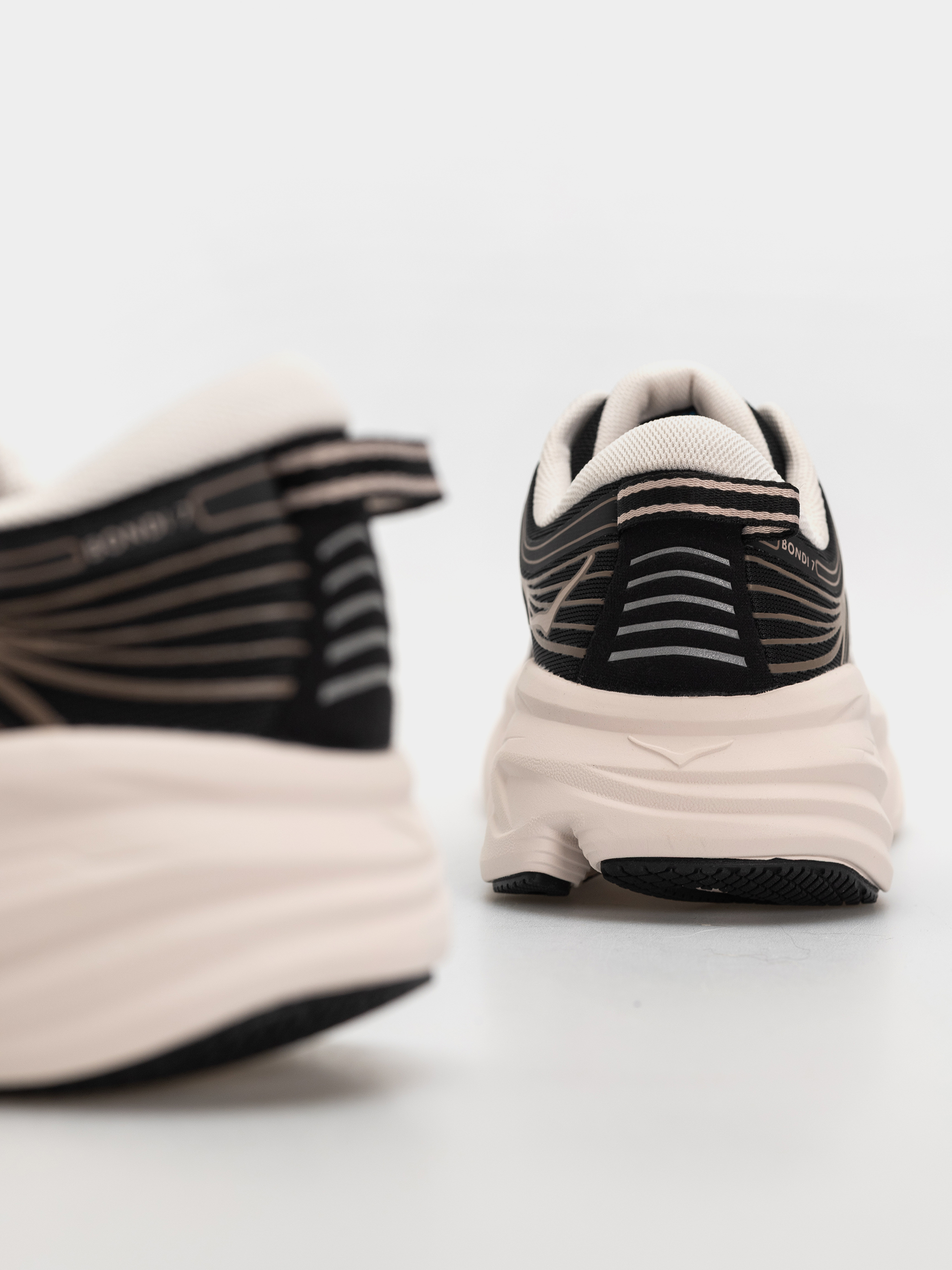 Взуття Hoka Bondi 7 Wmn (black/rose cream)