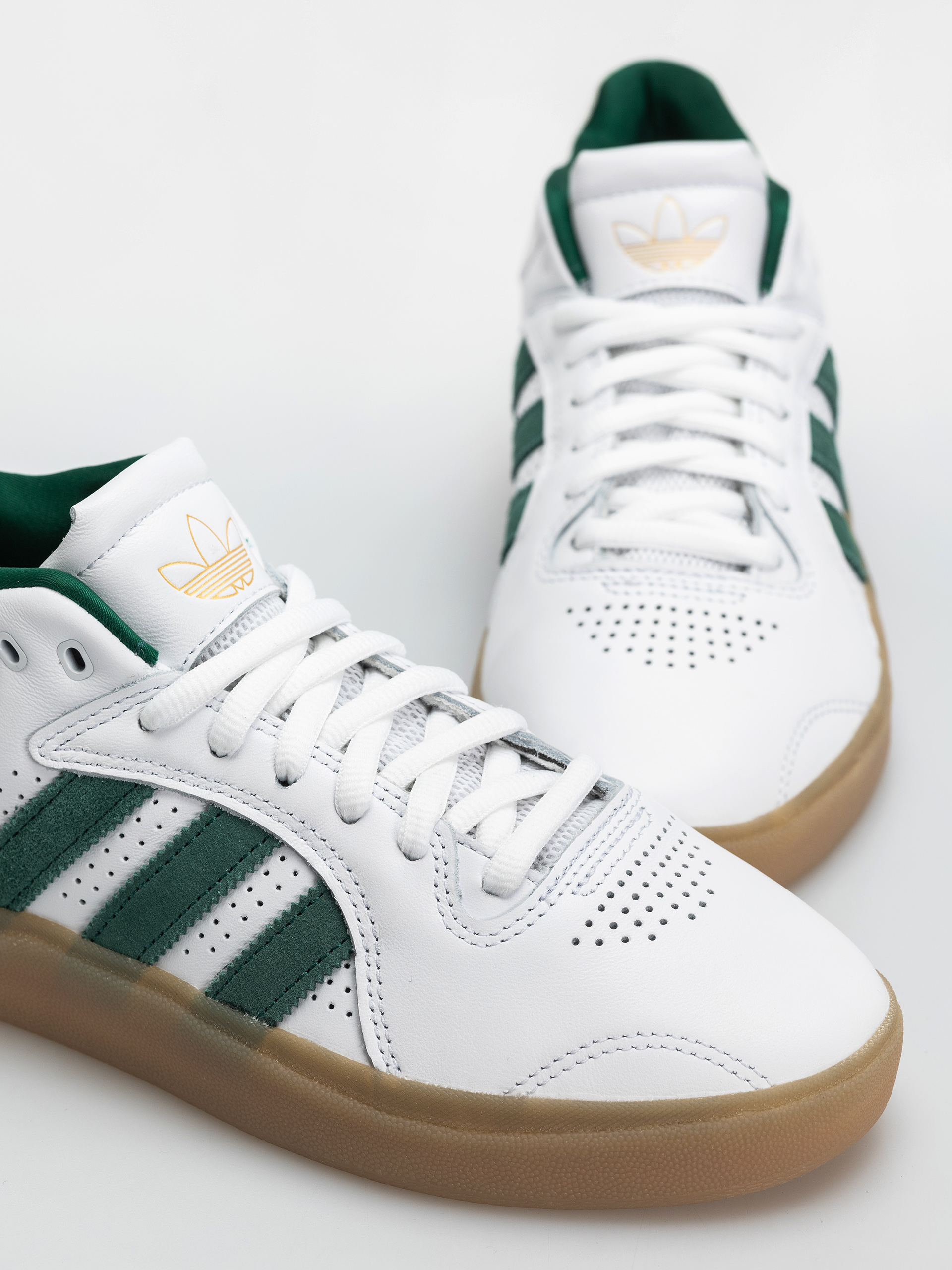 Взуття adidas Tyshawn (ftwwht/cgreen/gum4)