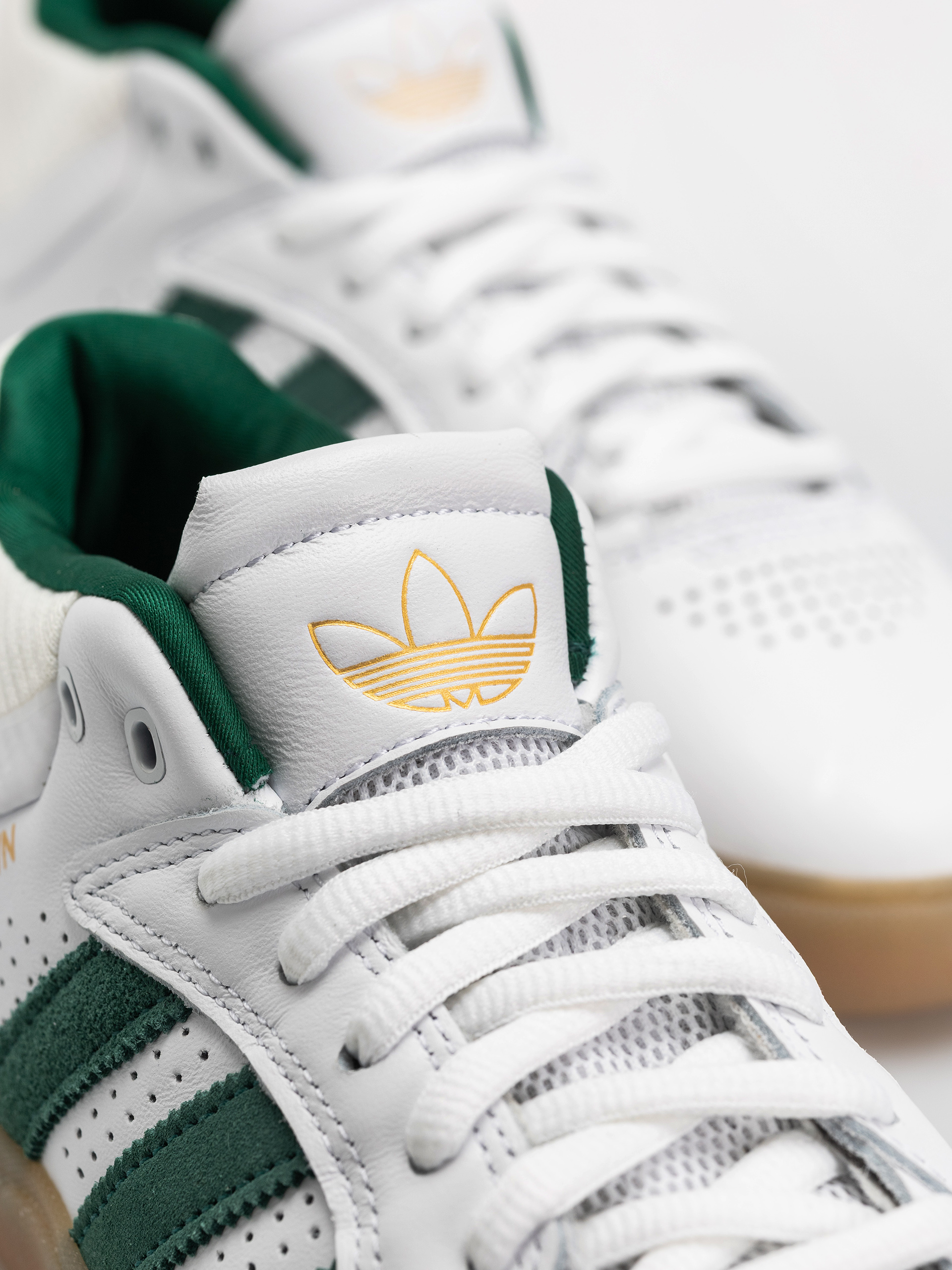Взуття adidas Tyshawn (ftwwht/cgreen/gum4)
