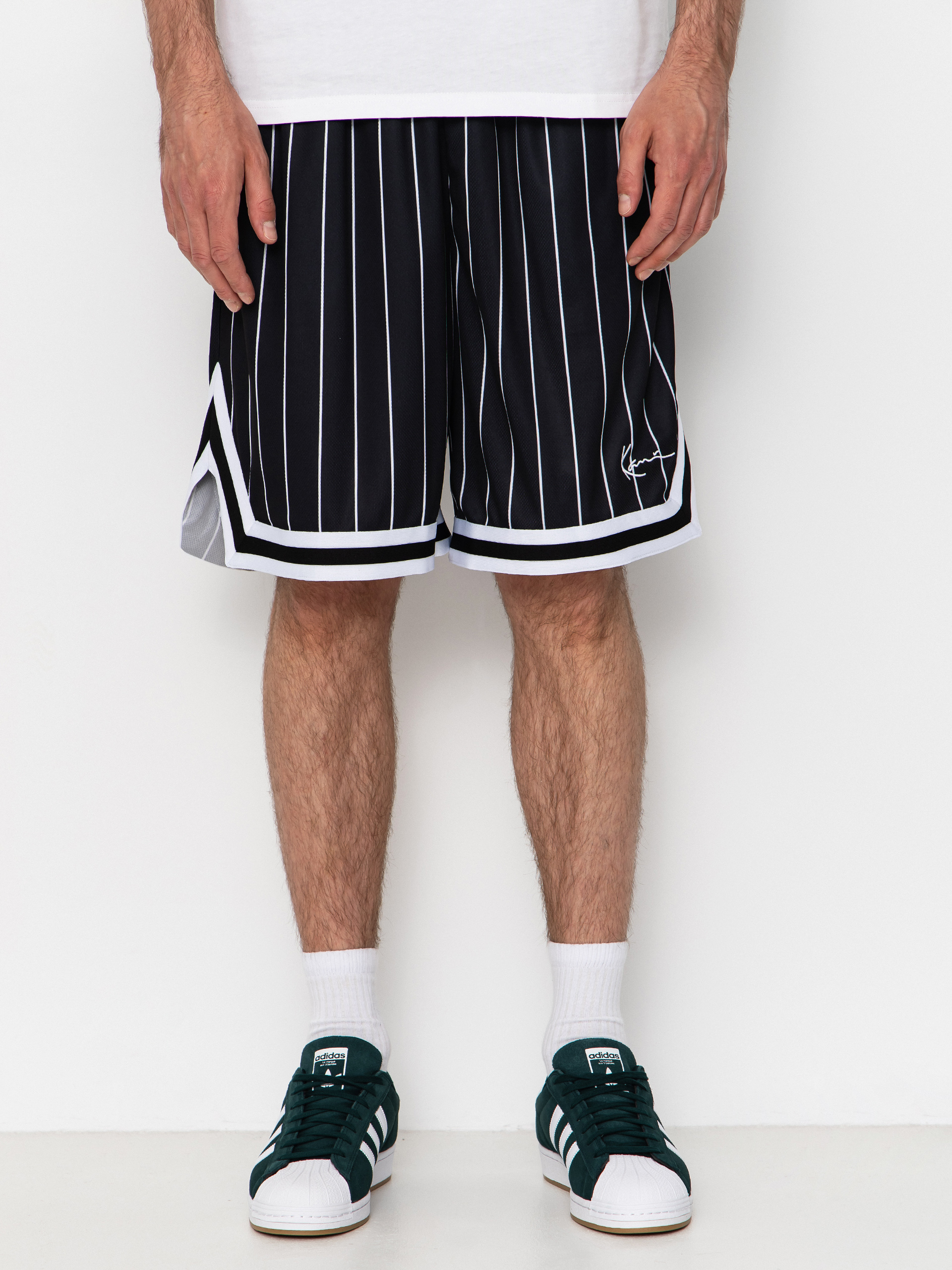u0428u043eu0440u0442u0438 Karl Kani Small Signature Pinstripe Mesh (black/white)