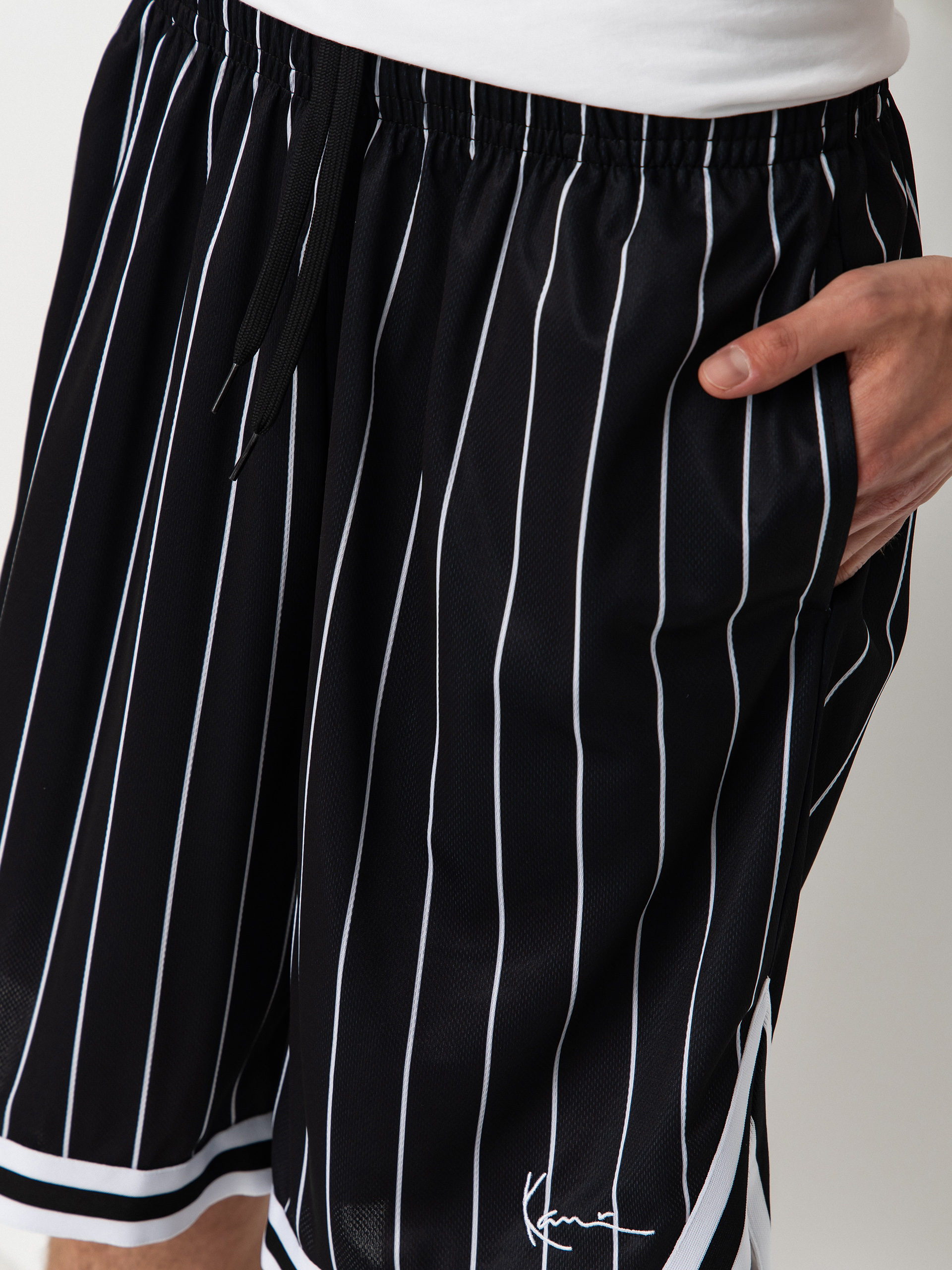 Шорти Karl Kani Small Signature Pinstripe Mesh (black/white)