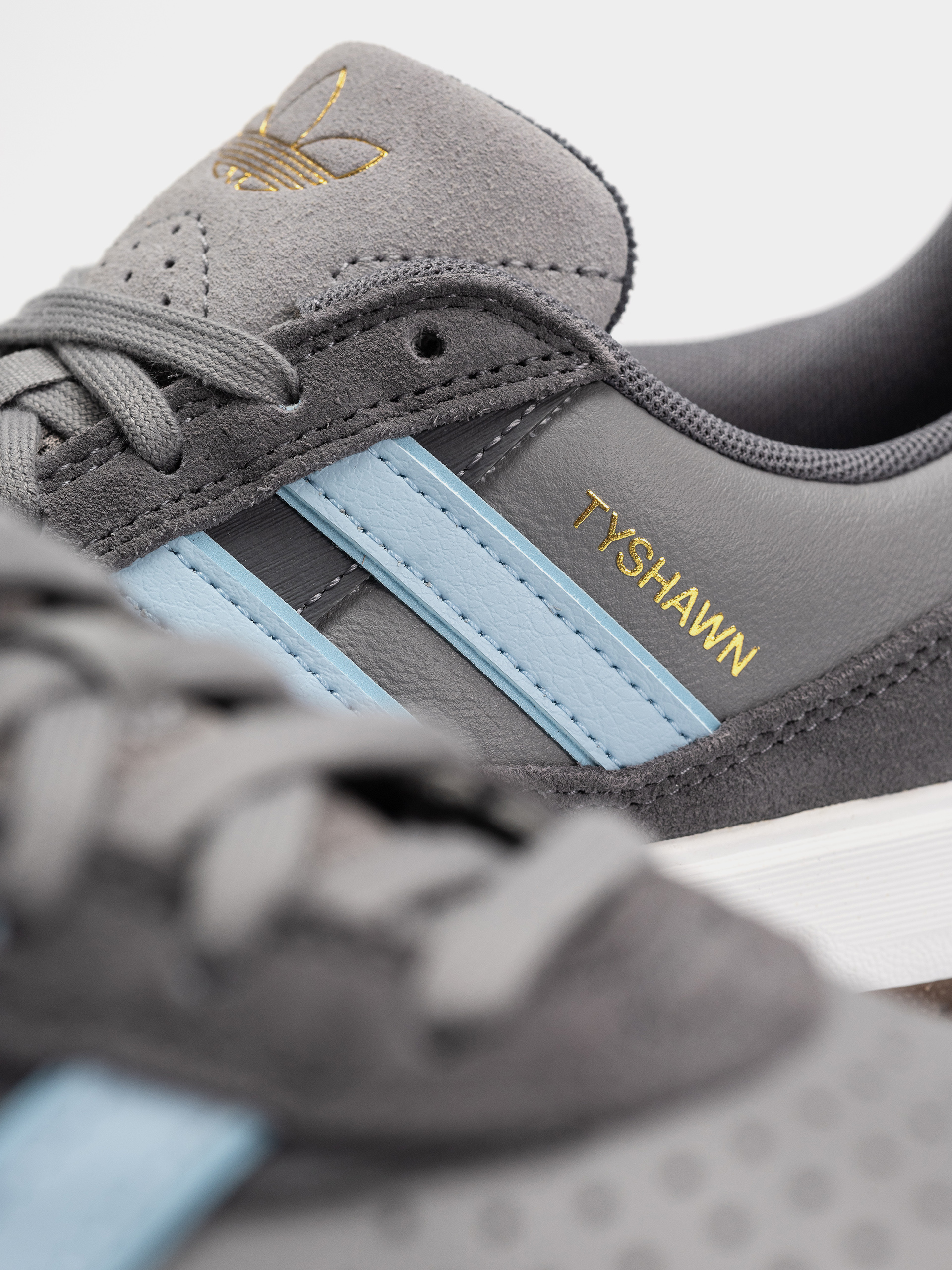 Взуття adidas Tyshawn II (grefiv/clesky/ftwwht)