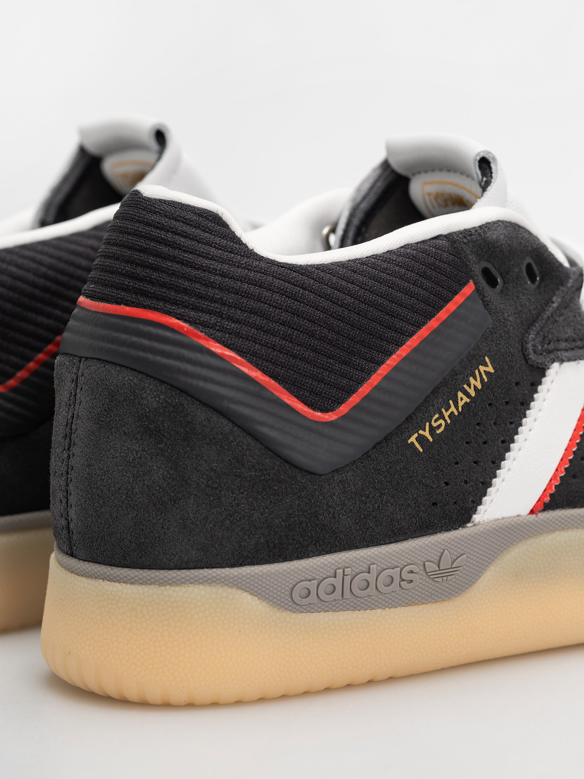 Взуття adidas Tyshawn (carbon/crywht/betsca)