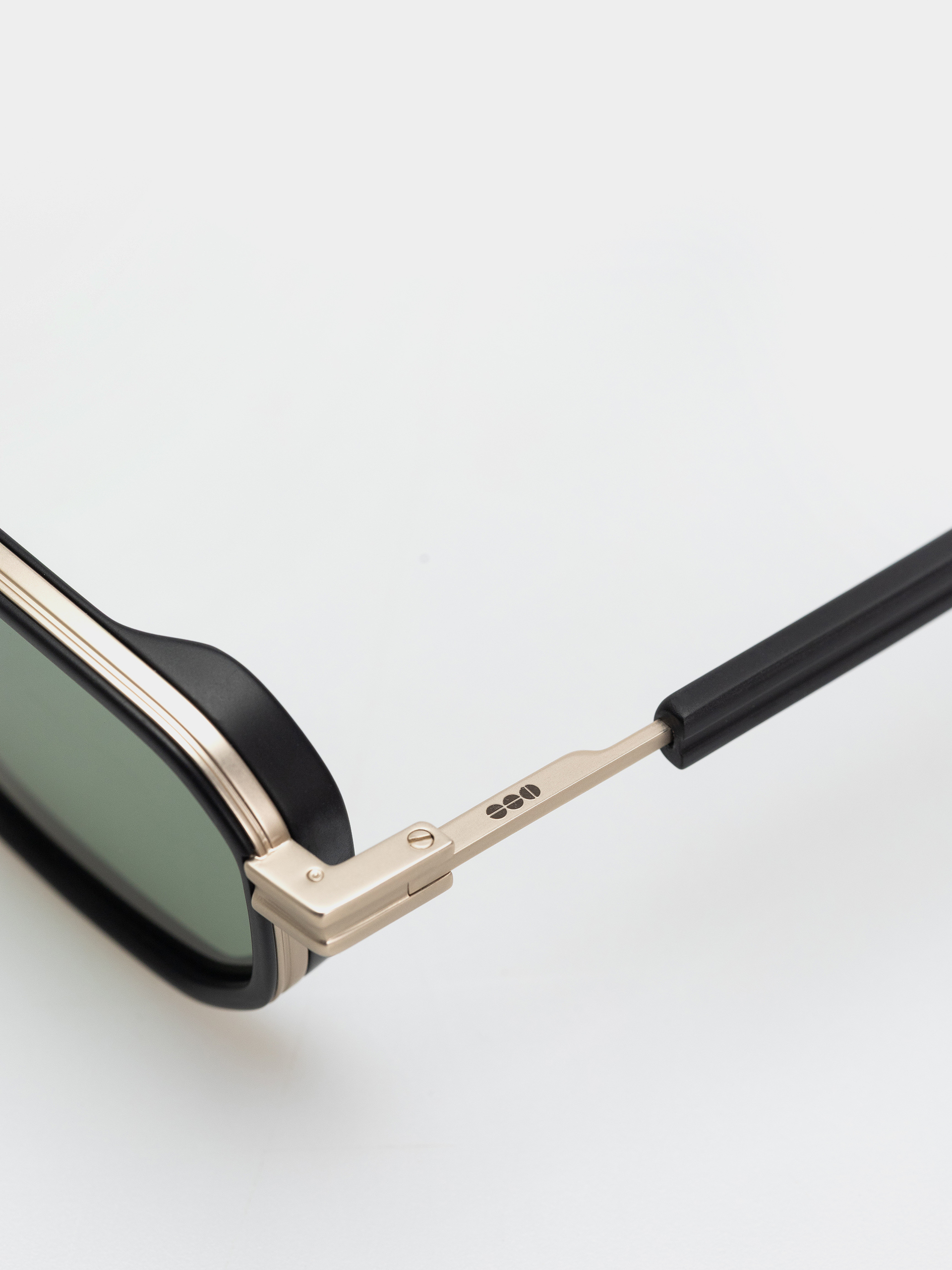 Сонцезахисні окуляри Komono Harvey (white gold black)