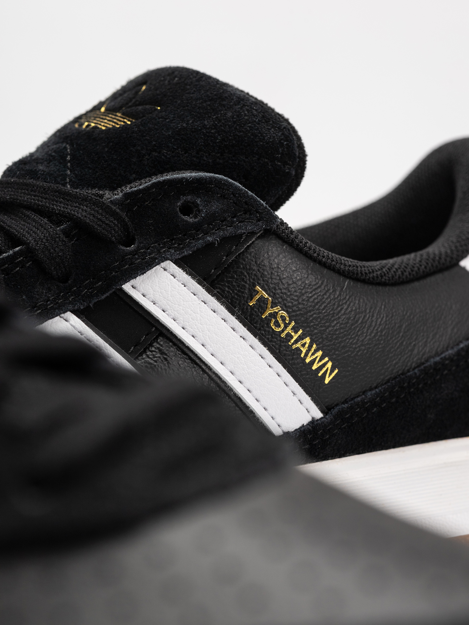Взуття adidas Tyshawn II (cblack/ftwwht/gum4)