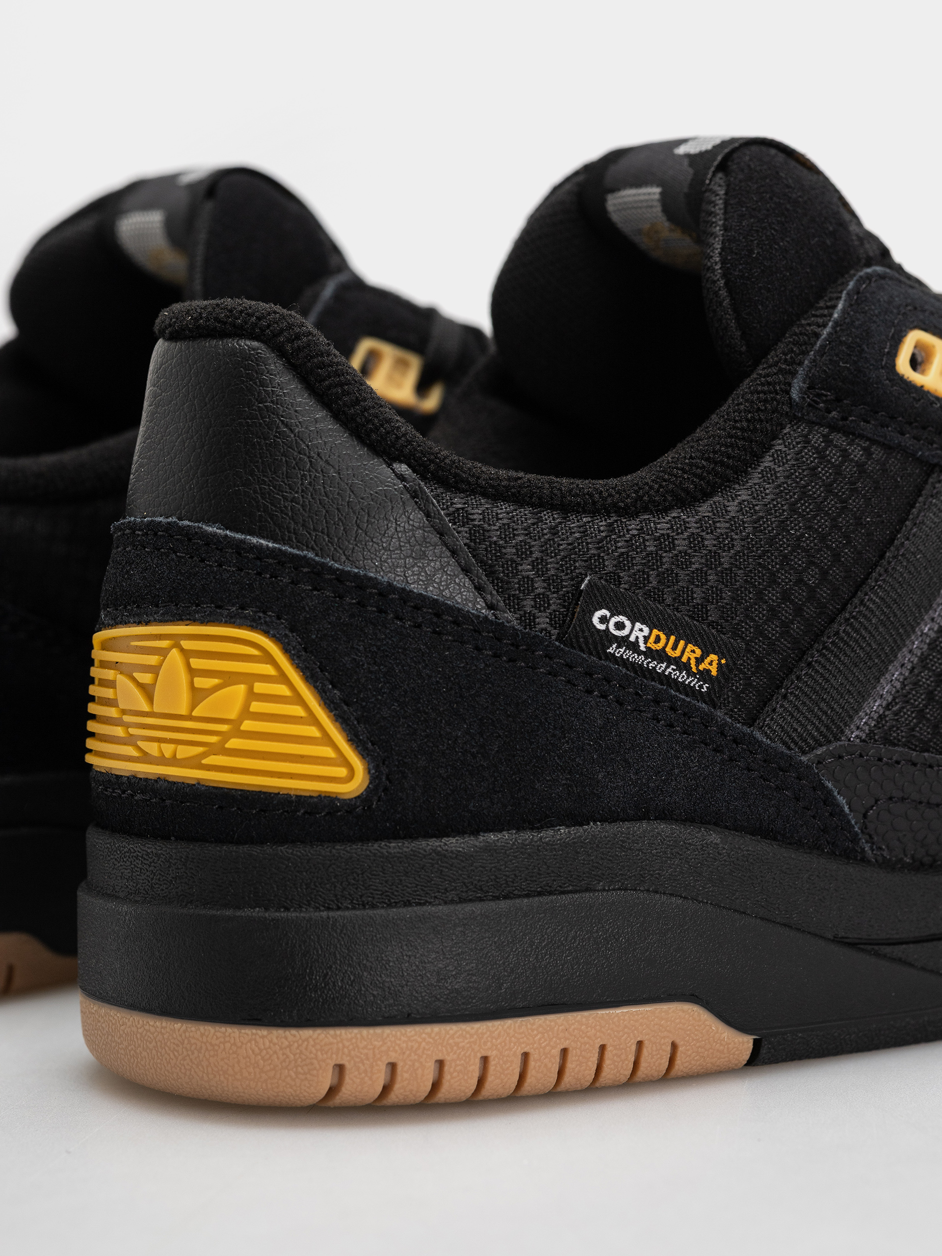 Взуття adidas Tekkira Cup (carbon/carbon/cblack)