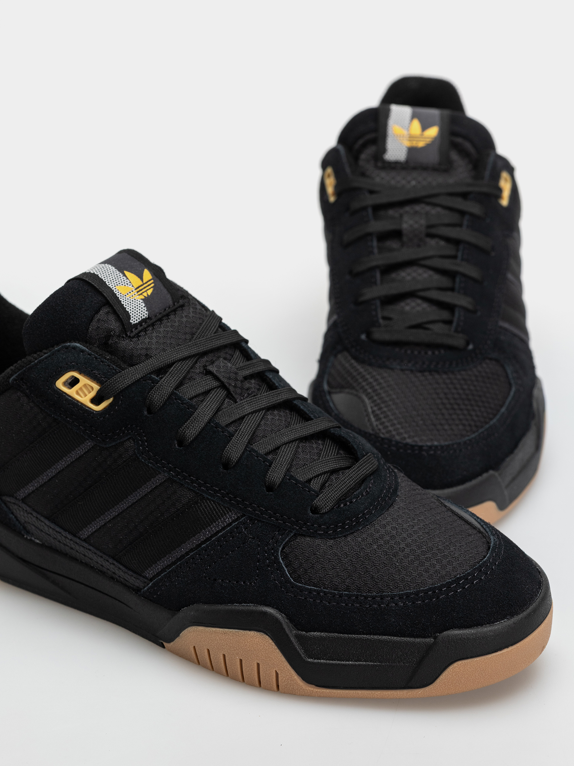 Взуття adidas Tekkira Cup (carbon/carbon/cblack)