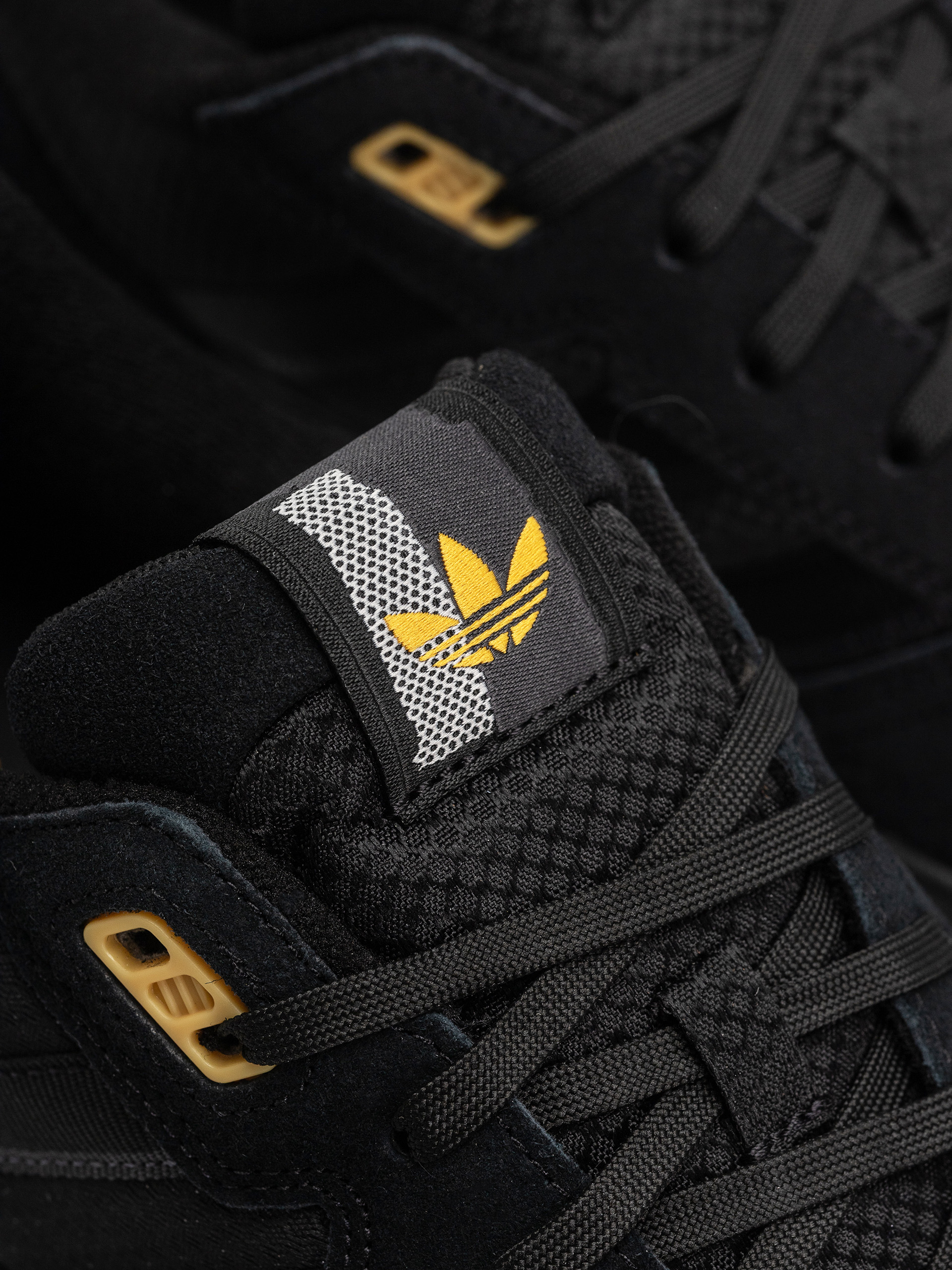 Взуття adidas Tekkira Cup (carbon/carbon/cblack)