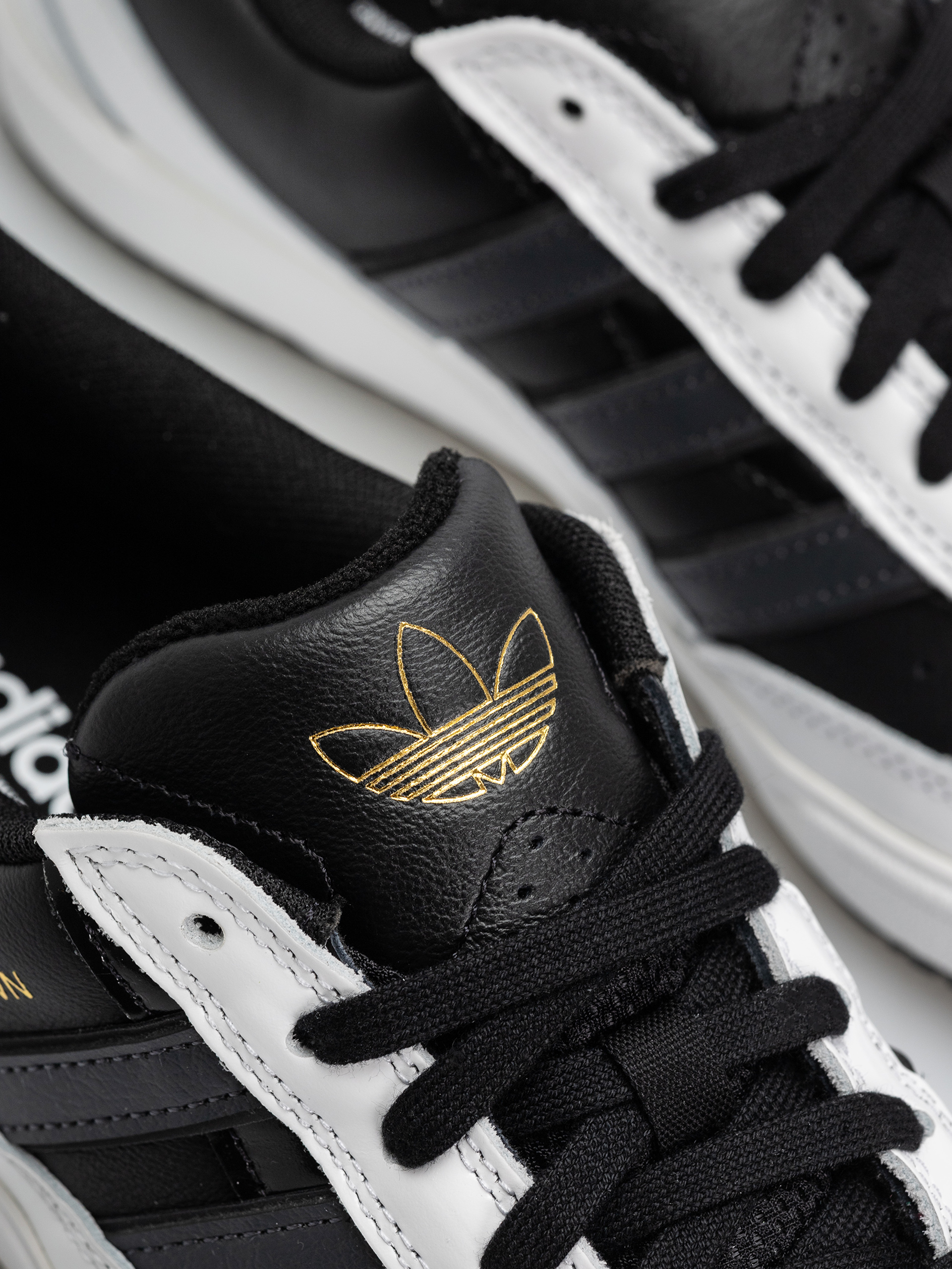 Взуття adidas Tyshawn II (cblack/carbon/ftwwht)