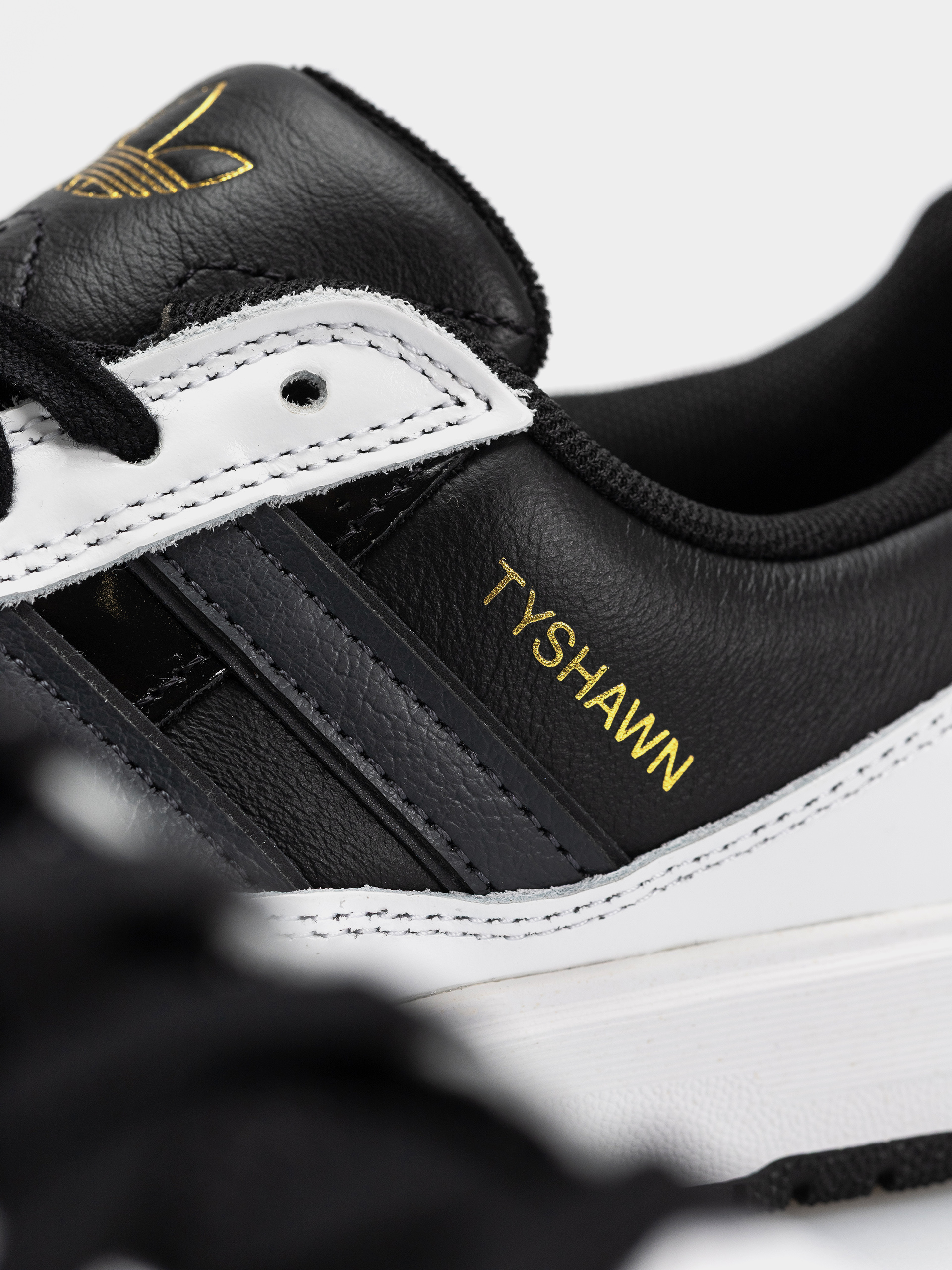 Взуття adidas Tyshawn II (cblack/carbon/ftwwht)
