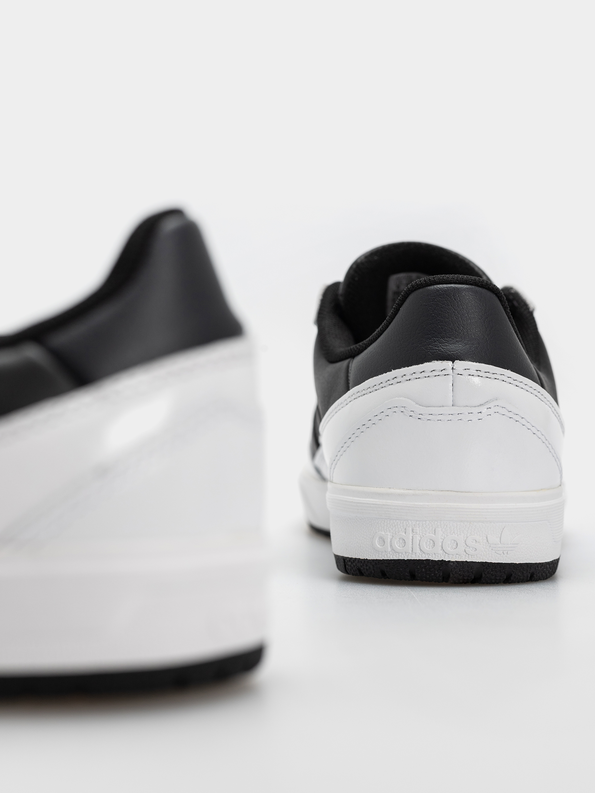 Взуття adidas Tyshawn II (cblack/carbon/ftwwht)