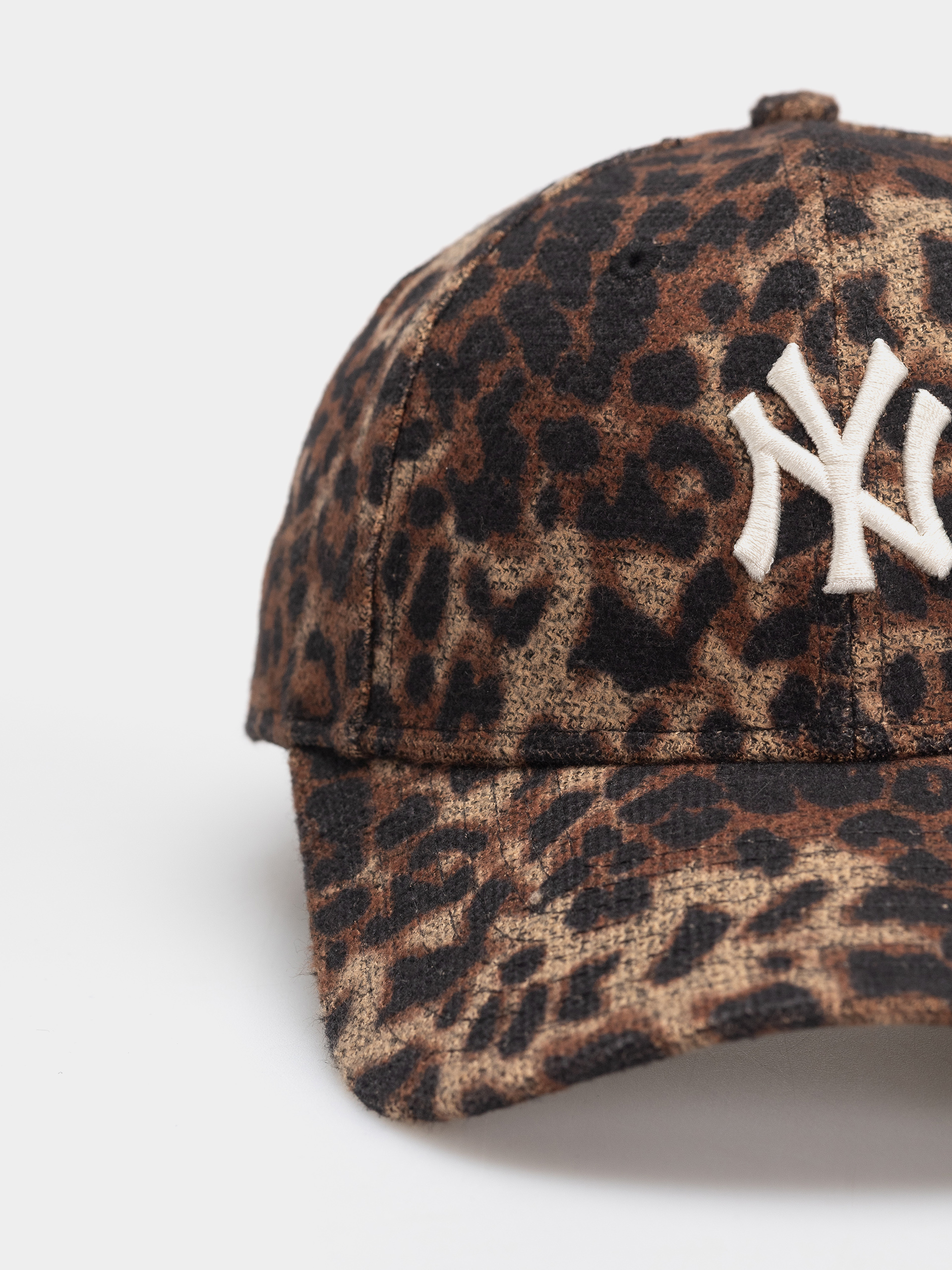 Кепка New Era Cosy Leopard 9Forty New York Yankees Wmn (dark leo)