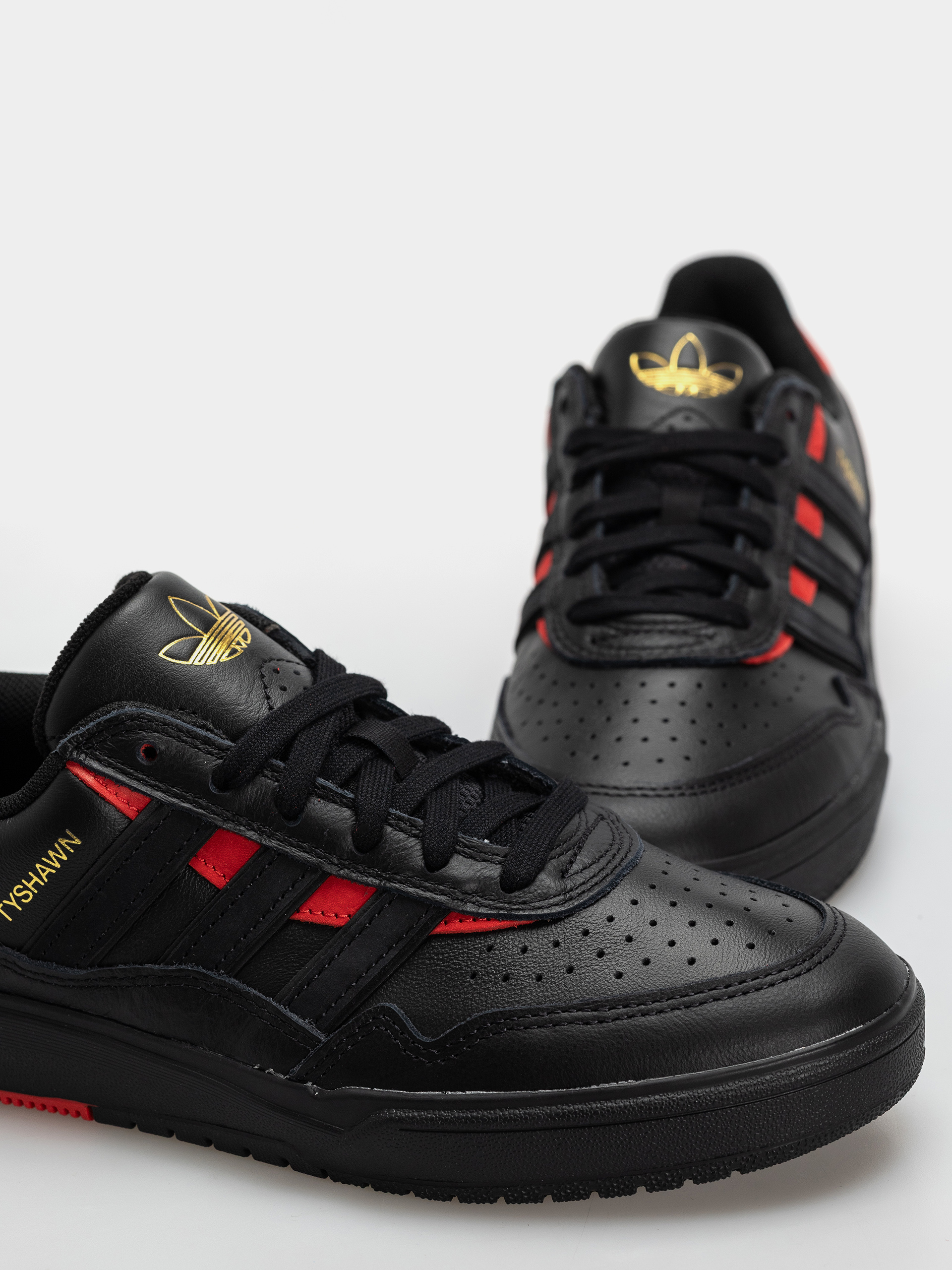 Взуття adidas Tyshawn II (cblack/cblack/betsca)