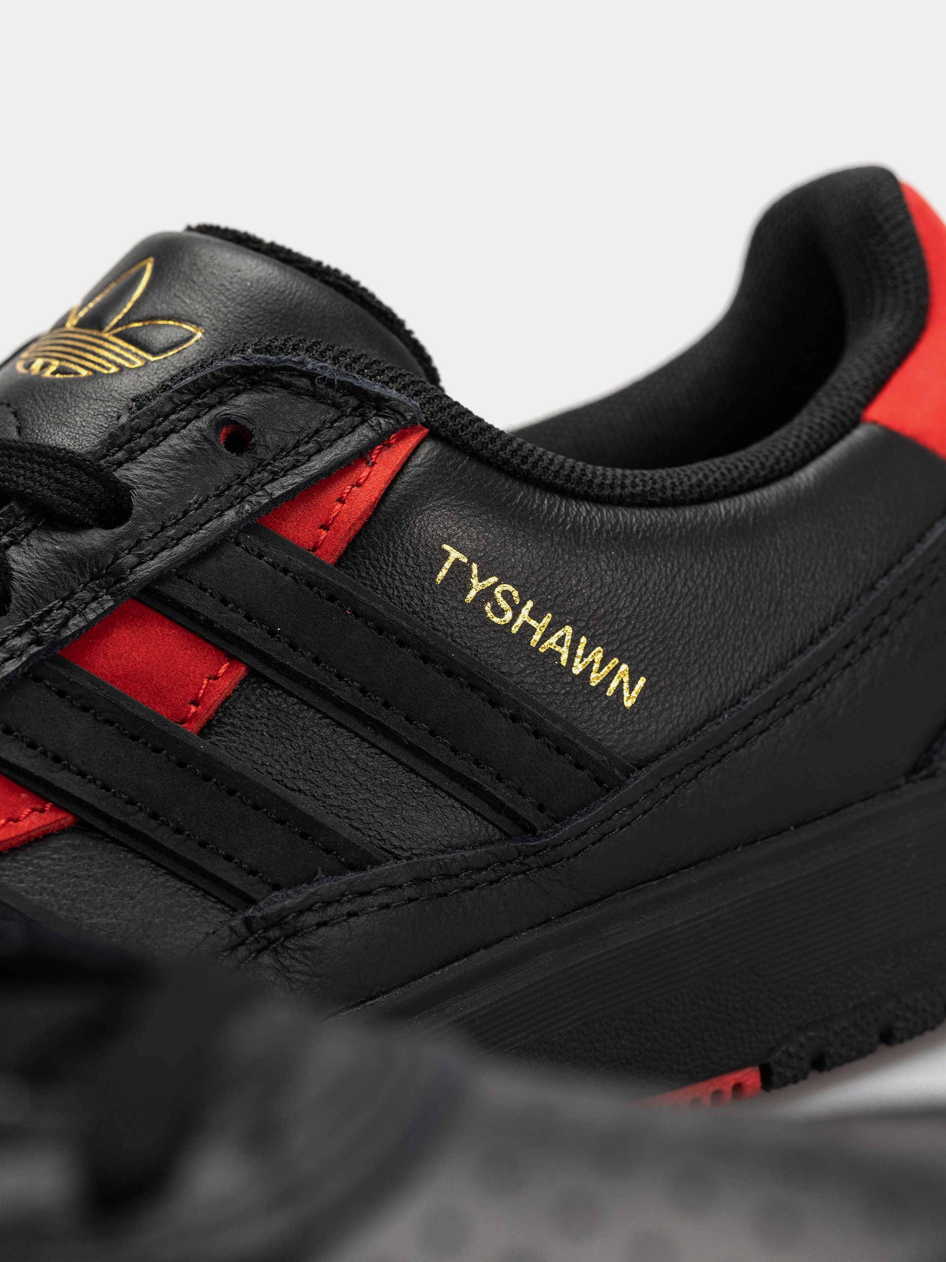 Взуття adidas Tyshawn II (cblack/cblack/betsca)