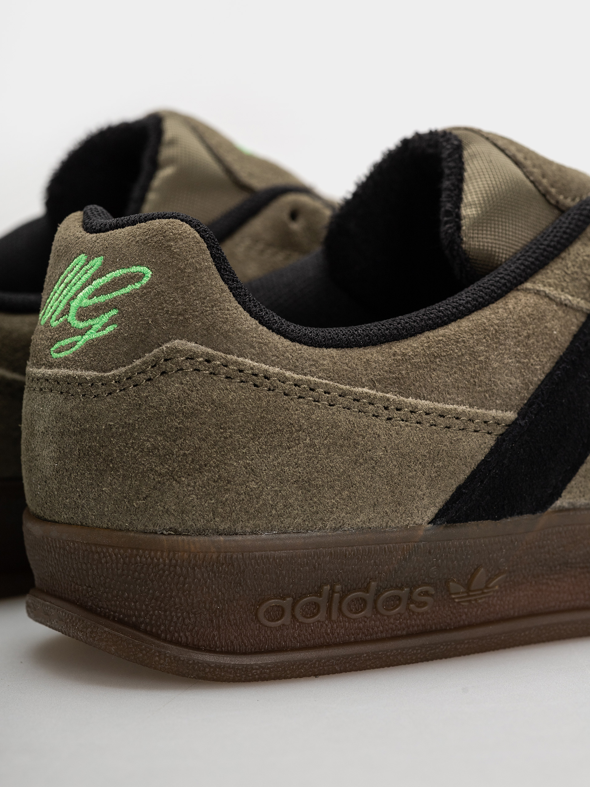 Взуття adidas Aloha Super (olistr/cblack/gum5)