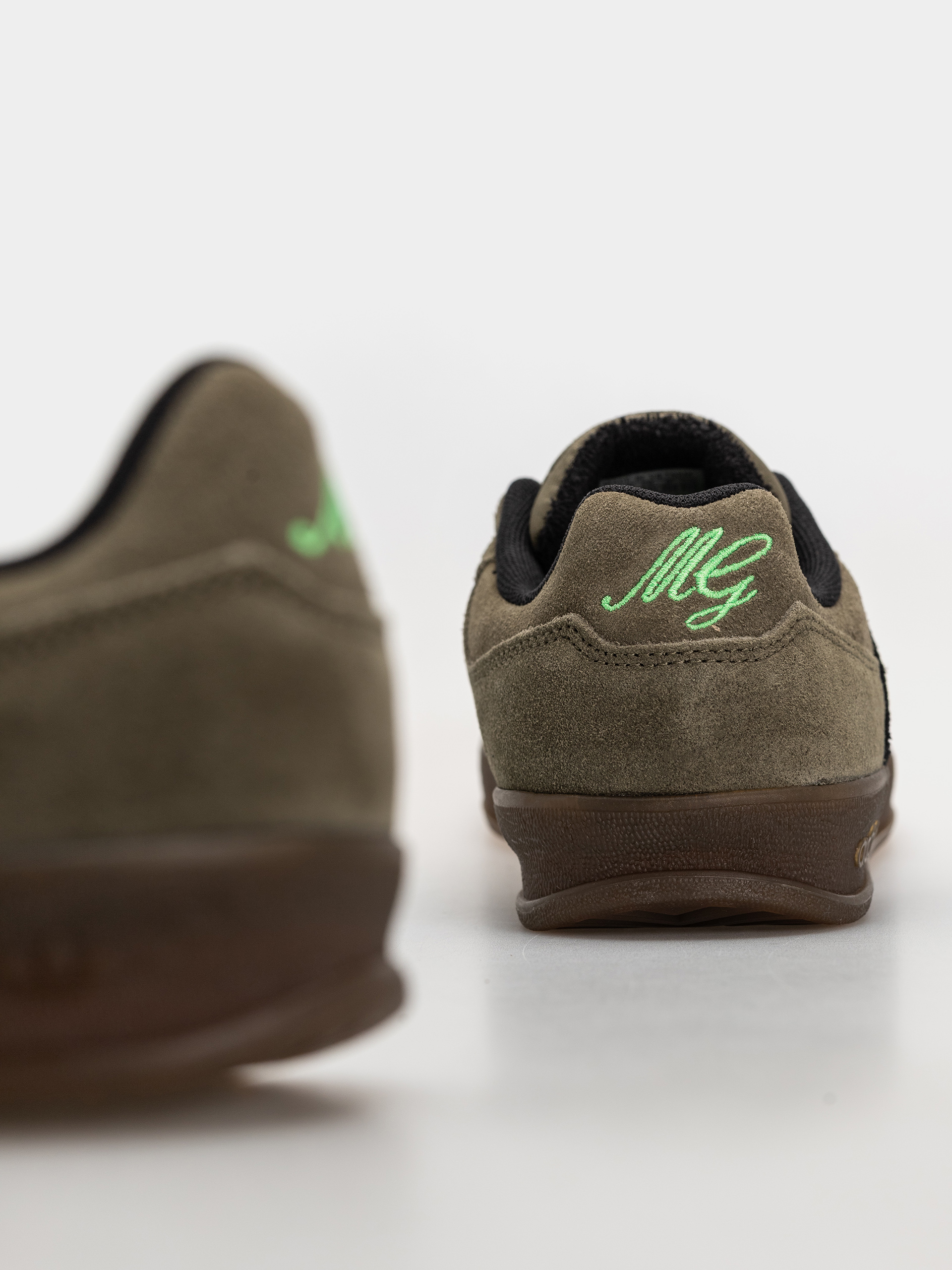 Взуття adidas Aloha Super (olistr/cblack/gum5)